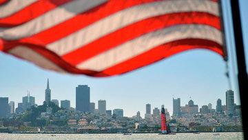 Флаг США на фоне панорамы Сан-Франциско. Архивное фото